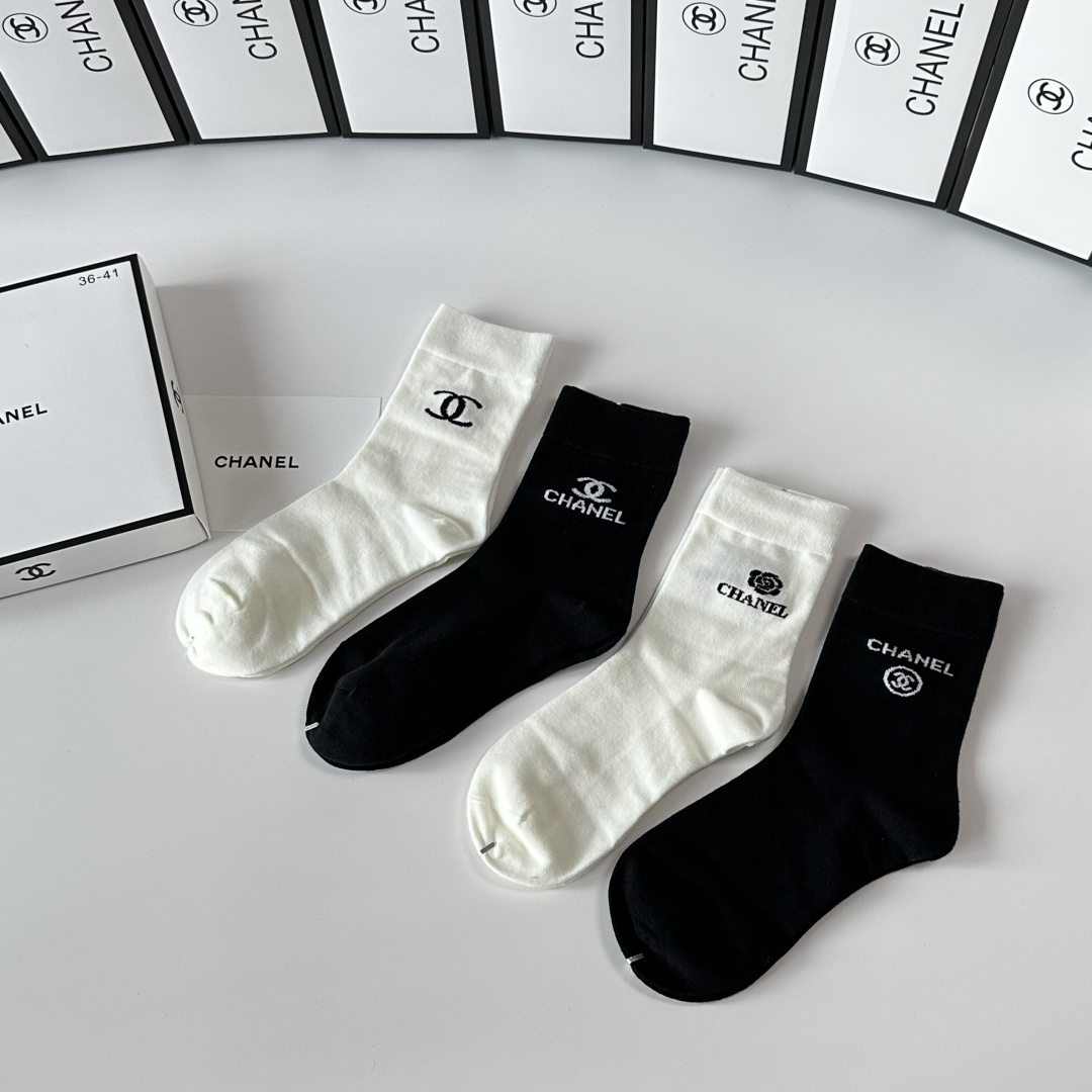 💛配专柜包装Chanel（香奈儿）新款礼盒装中长款堆堆袜袜子！一盒四双，专柜同步筒袜袜子，💛大牌出街，潮