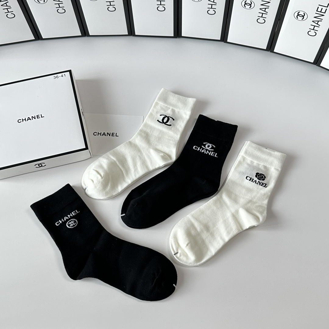 💛配专柜包装Chanel（香奈儿）新款礼盒装中长款堆堆袜袜子！一盒四双，专柜同步筒袜袜子，💛大牌出街，潮