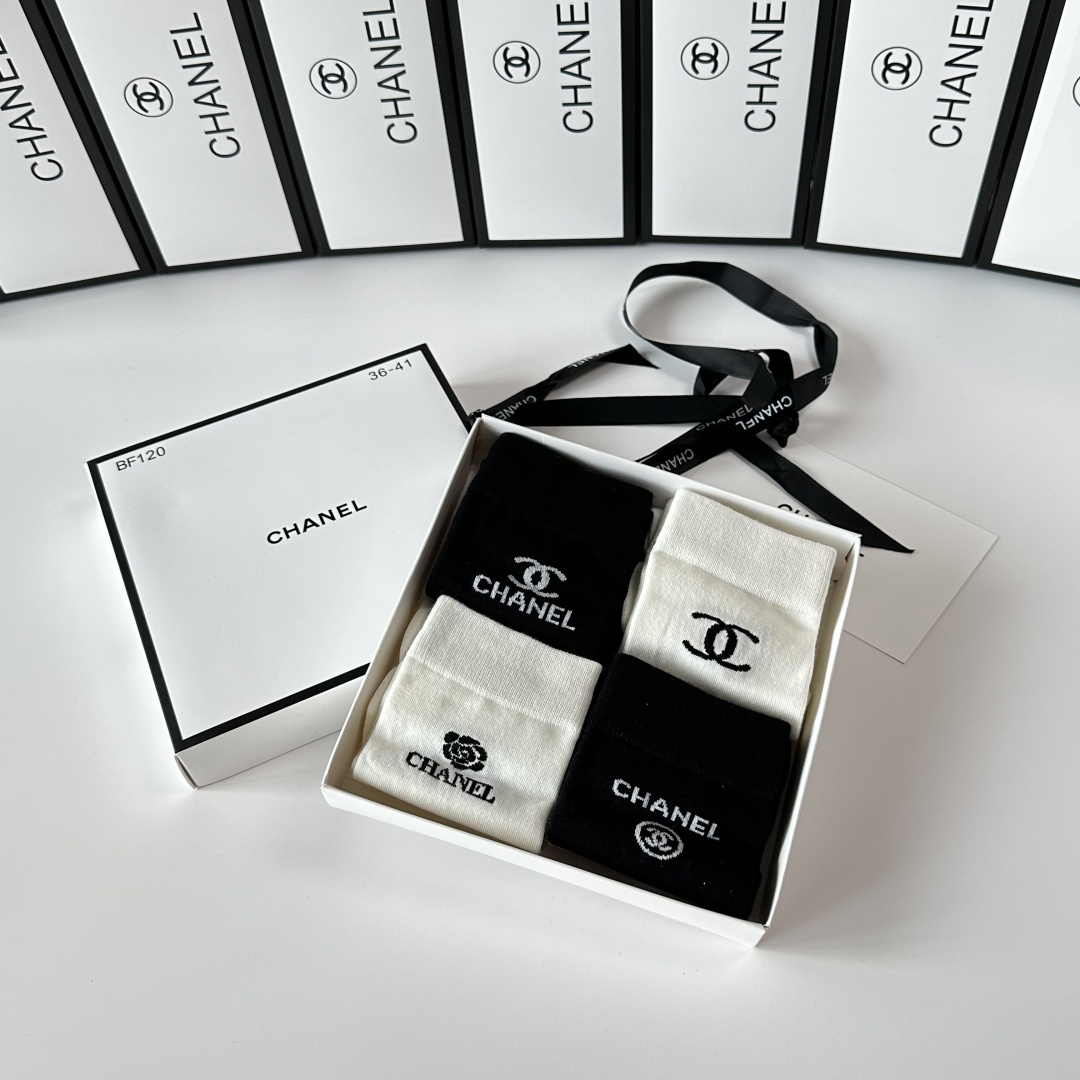 💛配专柜包装Chanel（香奈儿）新款礼盒装中长款堆堆袜袜子！一盒四双，专柜同步筒袜袜子，💛大牌出街，潮