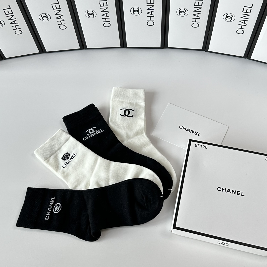 💛配专柜包装Chanel（香奈儿）新款礼盒装中长款堆堆袜袜子！一盒四双，专柜同步筒袜袜子，💛大牌出街，潮