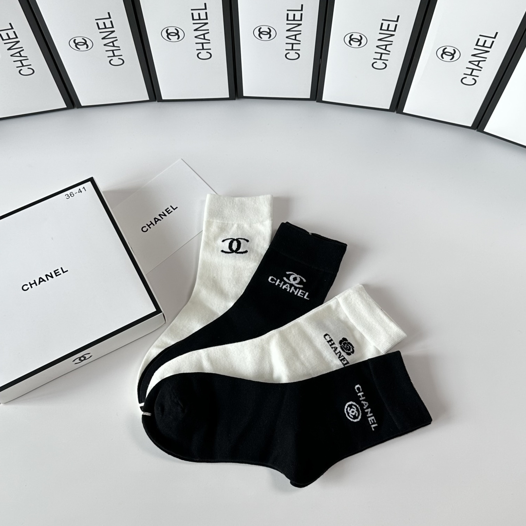 💛配专柜包装Chanel（香奈儿）新款礼盒装中长款堆堆袜袜子！一盒四双，专柜同步筒袜袜子，💛大牌出街，潮