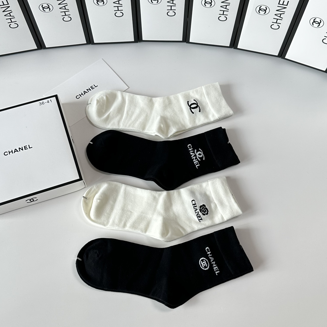 💛配专柜包装Chanel（香奈儿）新款礼盒装中长款堆堆袜袜子！一盒四双，专柜同步筒袜袜子，💛大牌出街，潮