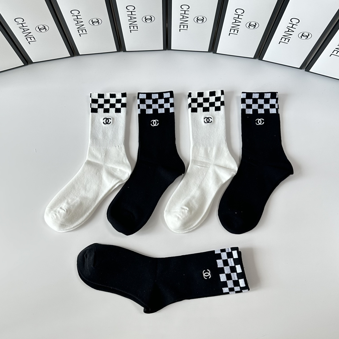 💛配专柜包装Chanel（香奈儿）新款刺绣中长款堆堆袜袜子！一盒五双，专柜同步筒袜袜子，💛大牌出街，潮人