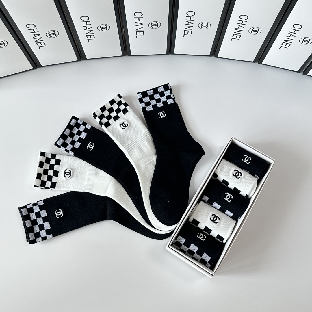 💛配专柜包装Chanel（香奈儿）新款刺绣中长款堆堆袜袜子！一盒五双，专柜同步筒袜袜子，💛大牌出街，潮人