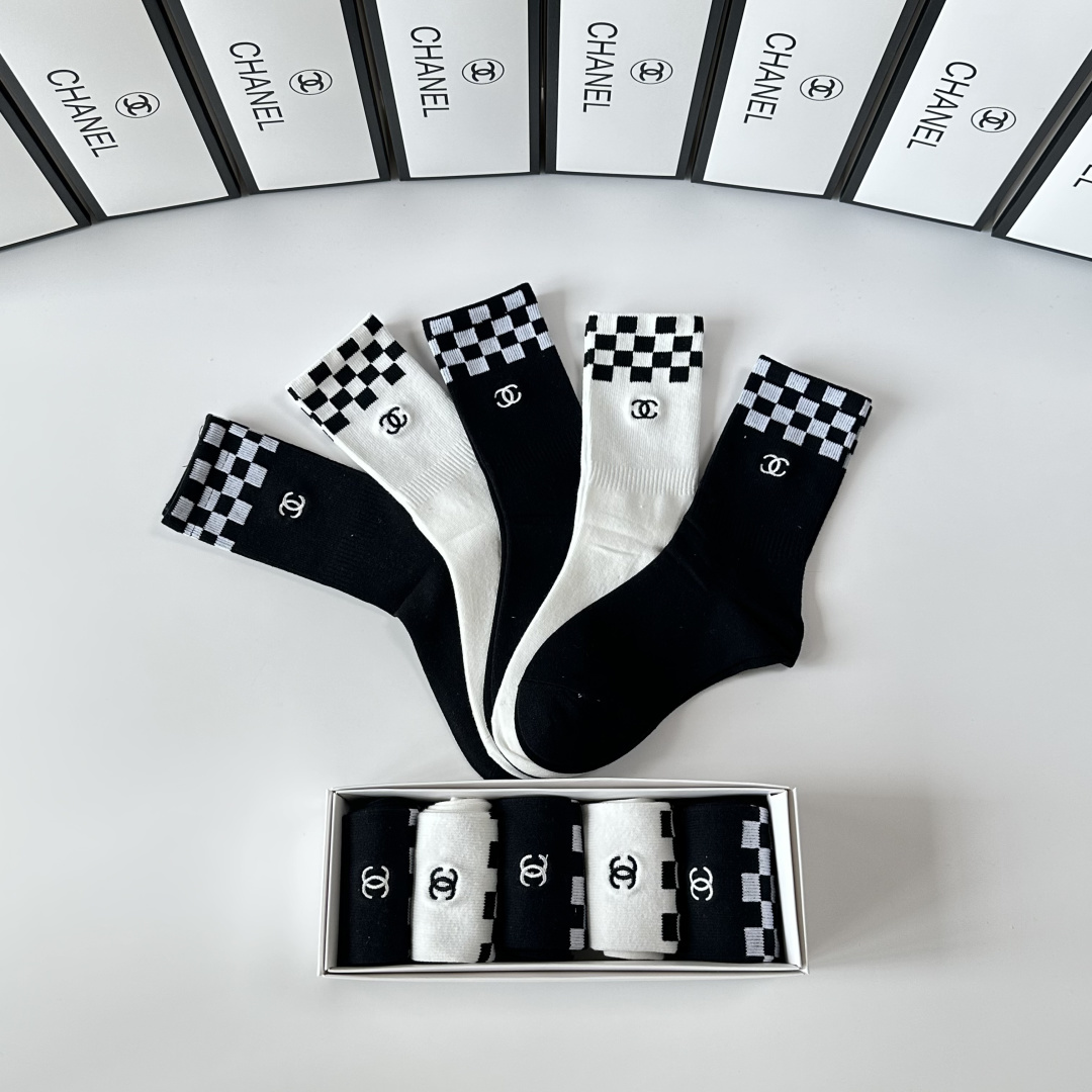 💛配专柜包装Chanel（香奈儿）新款刺绣中长款堆堆袜袜子！一盒五双，专柜同步筒袜袜子，💛大牌出街，潮人