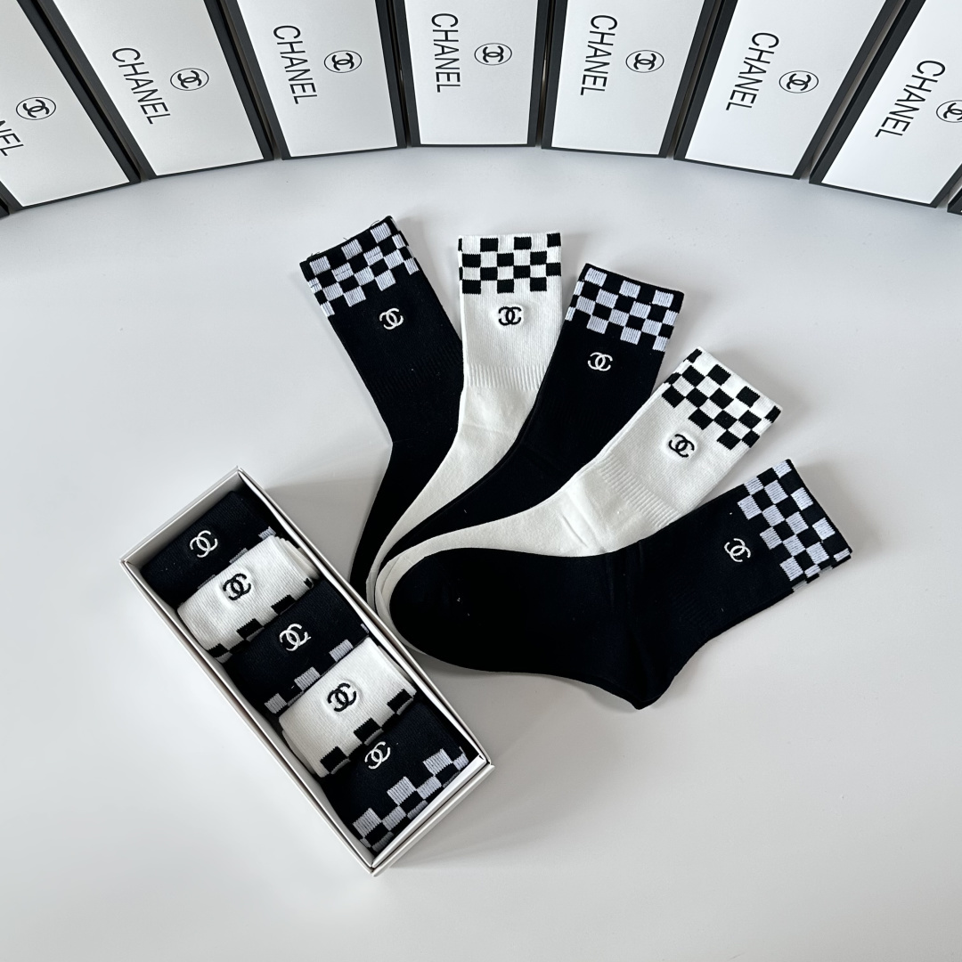 💛配专柜包装Chanel（香奈儿）新款刺绣中长款堆堆袜袜子！一盒五双，专柜同步筒袜袜子，💛大牌出街，潮人