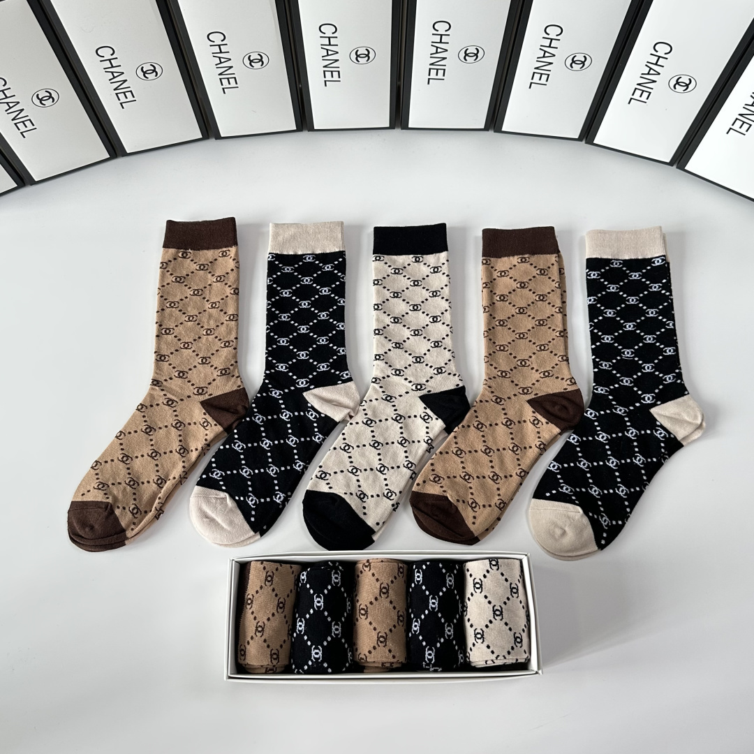 💛配专柜包装Chanel（香奈儿）新款中长款堆堆袜袜子！一盒五双，专柜同步筒袜袜子，💛大牌出街，潮人必备