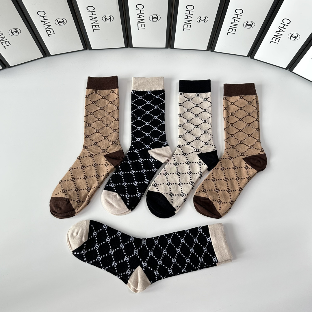 💛配专柜包装Chanel（香奈儿）新款中长款堆堆袜袜子！一盒五双，专柜同步筒袜袜子，💛大牌出街，潮人必备