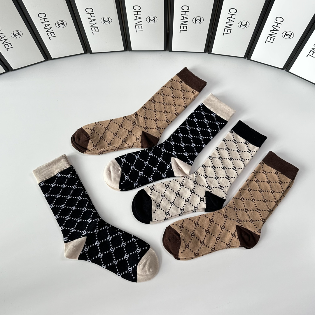 💛配专柜包装Chanel（香奈儿）新款中长款堆堆袜袜子！一盒五双，专柜同步筒袜袜子，💛大牌出街，潮人必备