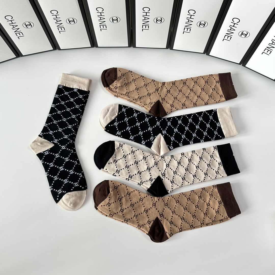 💛配专柜包装Chanel（香奈儿）新款中长款堆堆袜袜子！一盒五双，专柜同步筒袜袜子，💛大牌出街，潮人必备