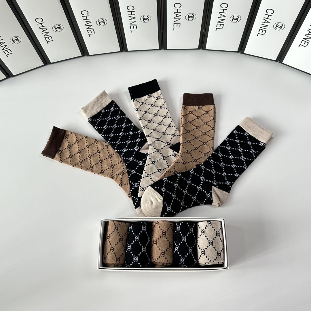💛配专柜包装Chanel（香奈儿）新款中长款堆堆袜袜子！一盒五双，专柜同步筒袜袜子，💛大牌出街，潮人必备