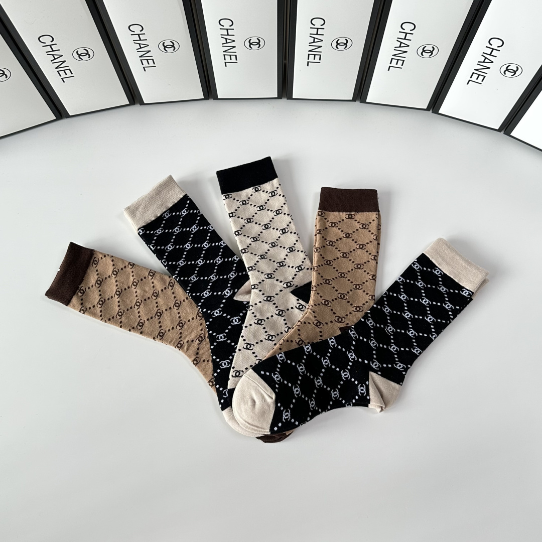 💛配专柜包装Chanel（香奈儿）新款中长款堆堆袜袜子！一盒五双，专柜同步筒袜袜子，💛大牌出街，潮人必备