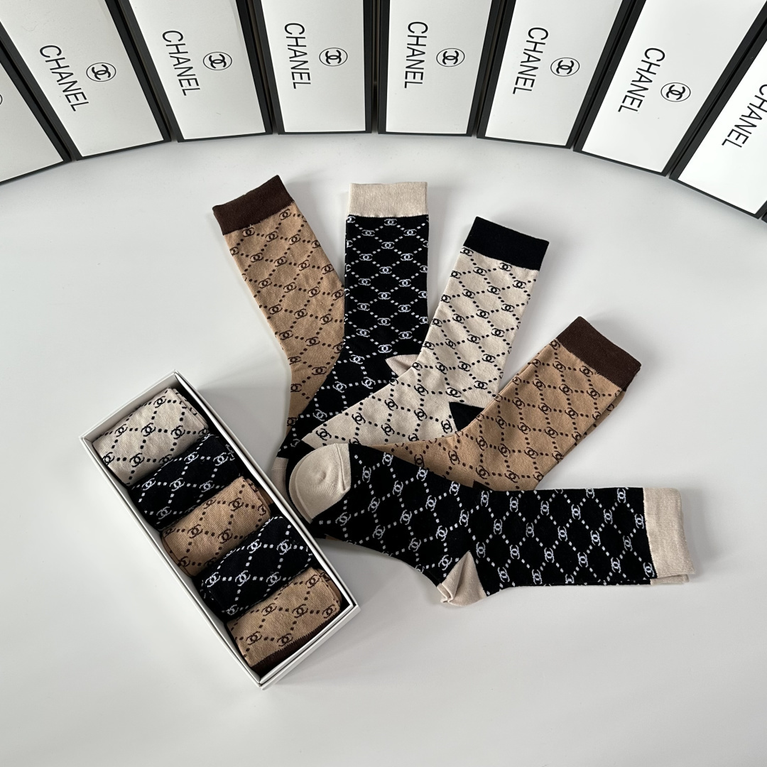 💛配专柜包装Chanel（香奈儿）新款中长款堆堆袜袜子！一盒五双，专柜同步筒袜袜子，💛大牌出街，潮人必备