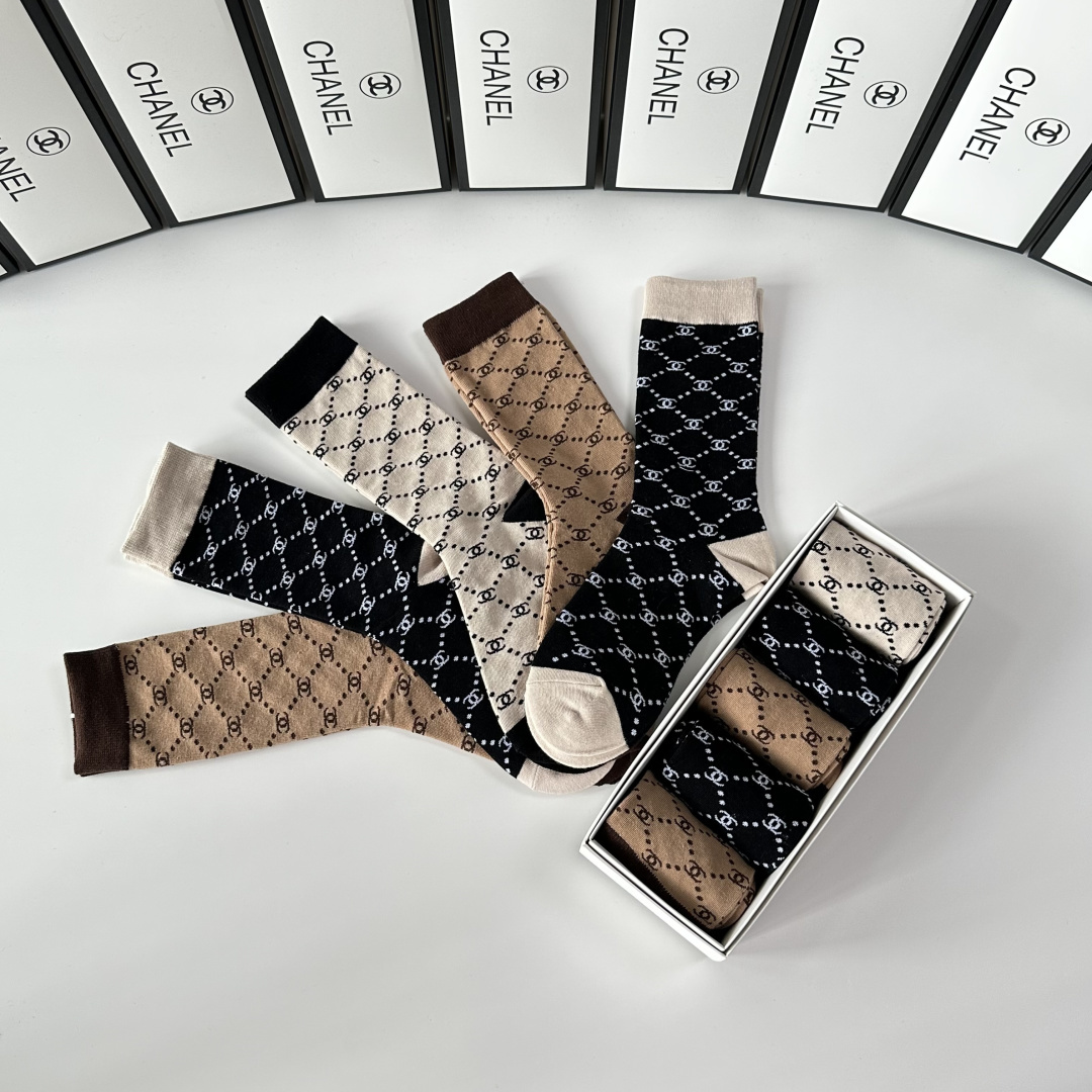 💛配专柜包装Chanel（香奈儿）新款中长款堆堆袜袜子！一盒五双，专柜同步筒袜袜子，💛大牌出街，潮人必备