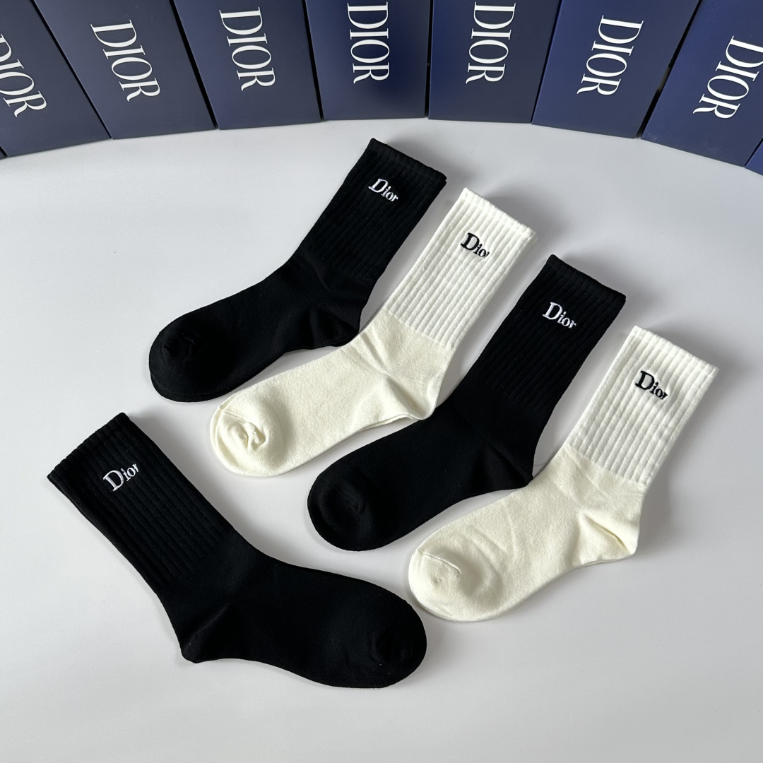 💛配包装Dior（迪奥）新款经典刺绣中长筒袜堆堆袜袜子！一盒五双， 专柜同步筒袜袜子，💛大牌出街，潮人必
