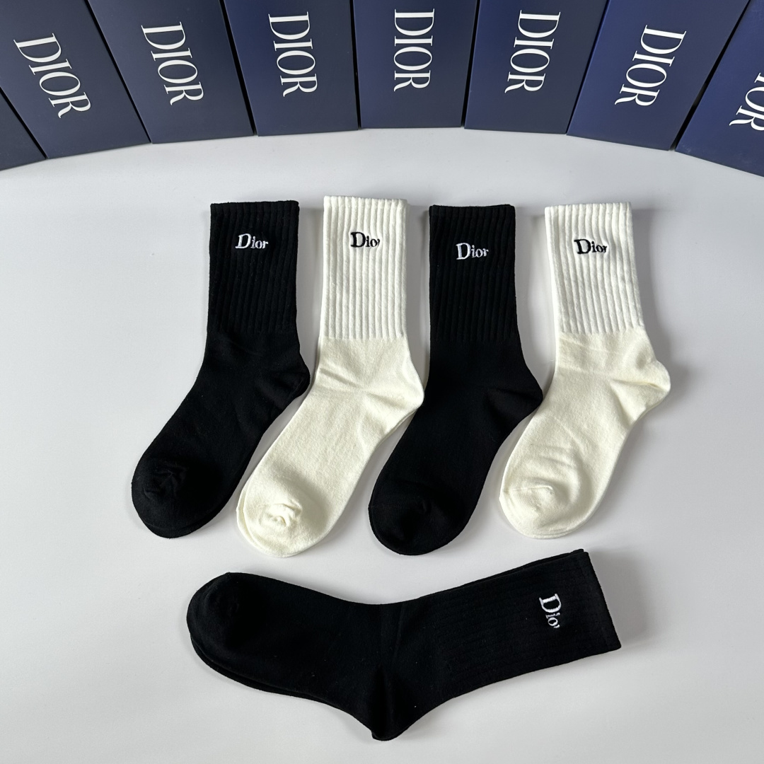 💛配包装Dior（迪奥）新款经典刺绣中长筒袜堆堆袜袜子！一盒五双， 专柜同步筒袜袜子，💛大牌出街，潮人必