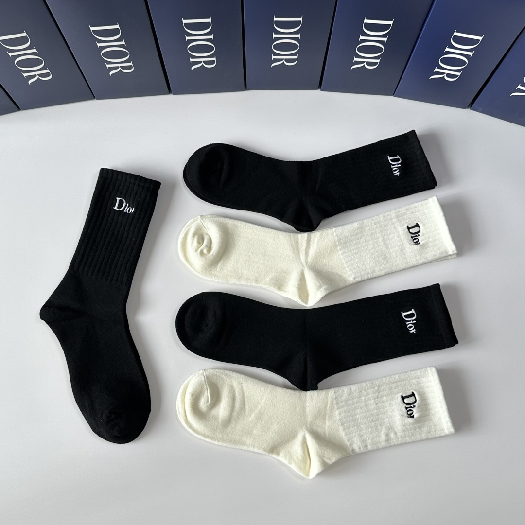 💛配包装Dior（迪奥）新款经典刺绣中长筒袜堆堆袜袜子！一盒五双， 专柜同步筒袜袜子，💛大牌出街，潮人必