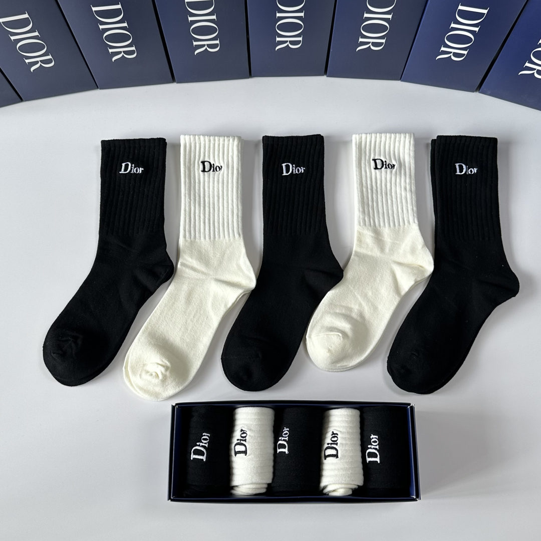 💛配包装Dior（迪奥）新款经典刺绣中长筒袜堆堆袜袜子！一盒五双， 专柜同步筒袜袜子，💛大牌出街，潮人必