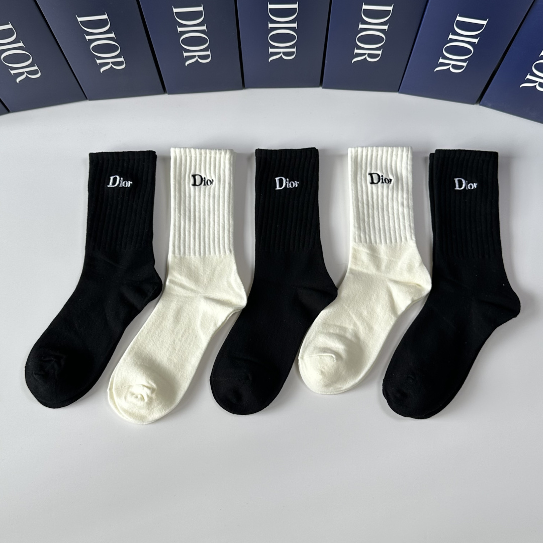 NO:640602,Specially packaged Dior's new classic embroidered mid-length socks!  Five pairs in a box, counter-synchronized tube socks, big brands out on the street, a must-have for fashionistas, super easy to match. Socks, stockings, socks, dior, dior, socks19860909特 配包装 Dior（迪奥）新款经典刺绣中长筒袜堆堆袜袜子！一盒五双, 专柜同步筒袜袜子,大牌出街,潮人必备超好搭.袜子,丝袜,袜子,dior,dior,socks,accessory