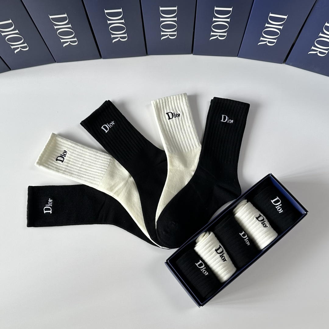 💛配包装Dior（迪奥）新款经典刺绣中长筒袜堆堆袜袜子！一盒五双， 专柜同步筒袜袜子，💛大牌出街，潮人必