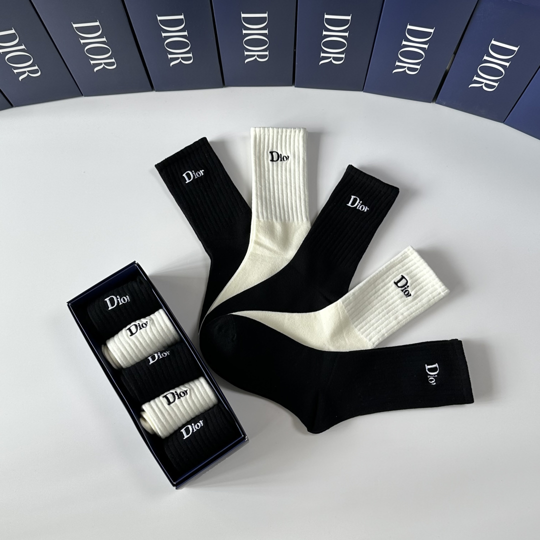 💛配包装Dior（迪奥）新款经典刺绣中长筒袜堆堆袜袜子！一盒五双， 专柜同步筒袜袜子，💛大牌出街，潮人必