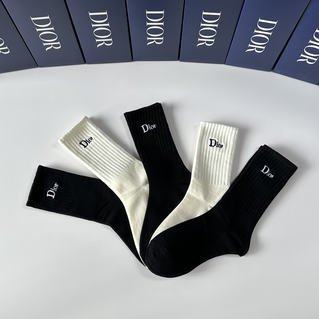 💛配包装Dior（迪奥）新款经典刺绣中长筒袜堆堆袜袜子！一盒五双， 专柜同步筒袜袜子，💛大牌出街，潮人必