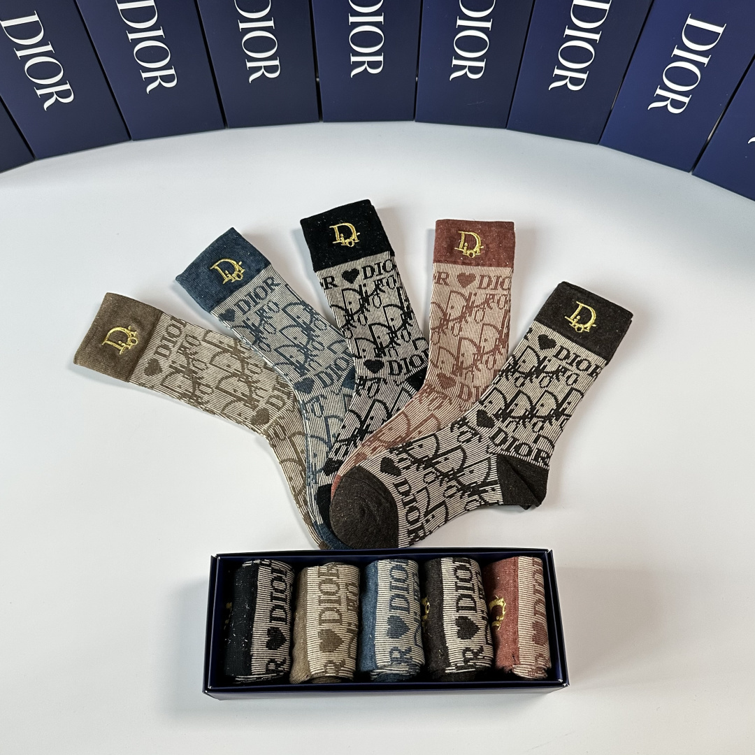 💛配专柜包装DIOR（迪奥）新款刺绣中长款堆堆袜袜子！一盒五双，专柜同步筒袜袜子，💛大牌出街，潮人必备🔥