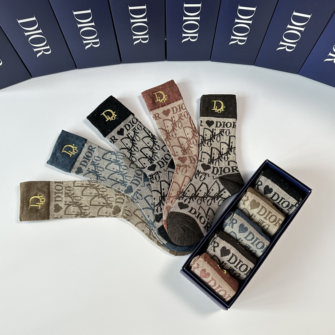 💛配专柜包装DIOR（迪奥）新款刺绣中长款堆堆袜袜子！一盒五双，专柜同步筒袜袜子，💛大牌出街，潮人必备🔥