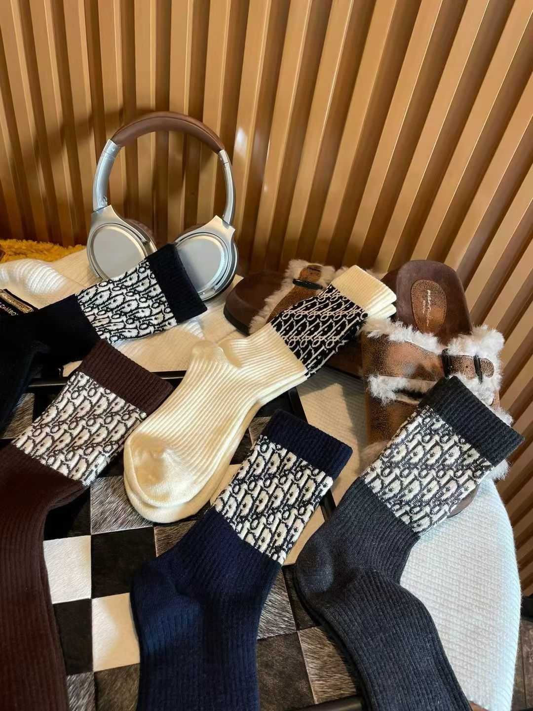 💛配专柜包装DIOR (迪奥) 新款羊绒中长款堆堆袜袜子！一盒五双，专柜同步筒袜袜子，💛大牌出街，潮人必