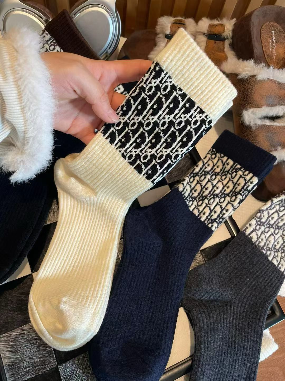 NO:640608,Specially equipped with counter packaging DIOR's new mid-length cashmere socks!  Five pairs in a box, synchronized tube socks at the counter, big brands going out on the street, must-have socks for fashionistas, stockings, socks, dior, dior, socks19860909特 配专柜包装 DIOR (迪奥) 新款羊绒中长款堆堆袜袜子！一盒五双,专柜同步筒袜袜子,大牌出街,潮人必备超好搭袜子,丝袜,袜子,dior,dior,socks,accessory
