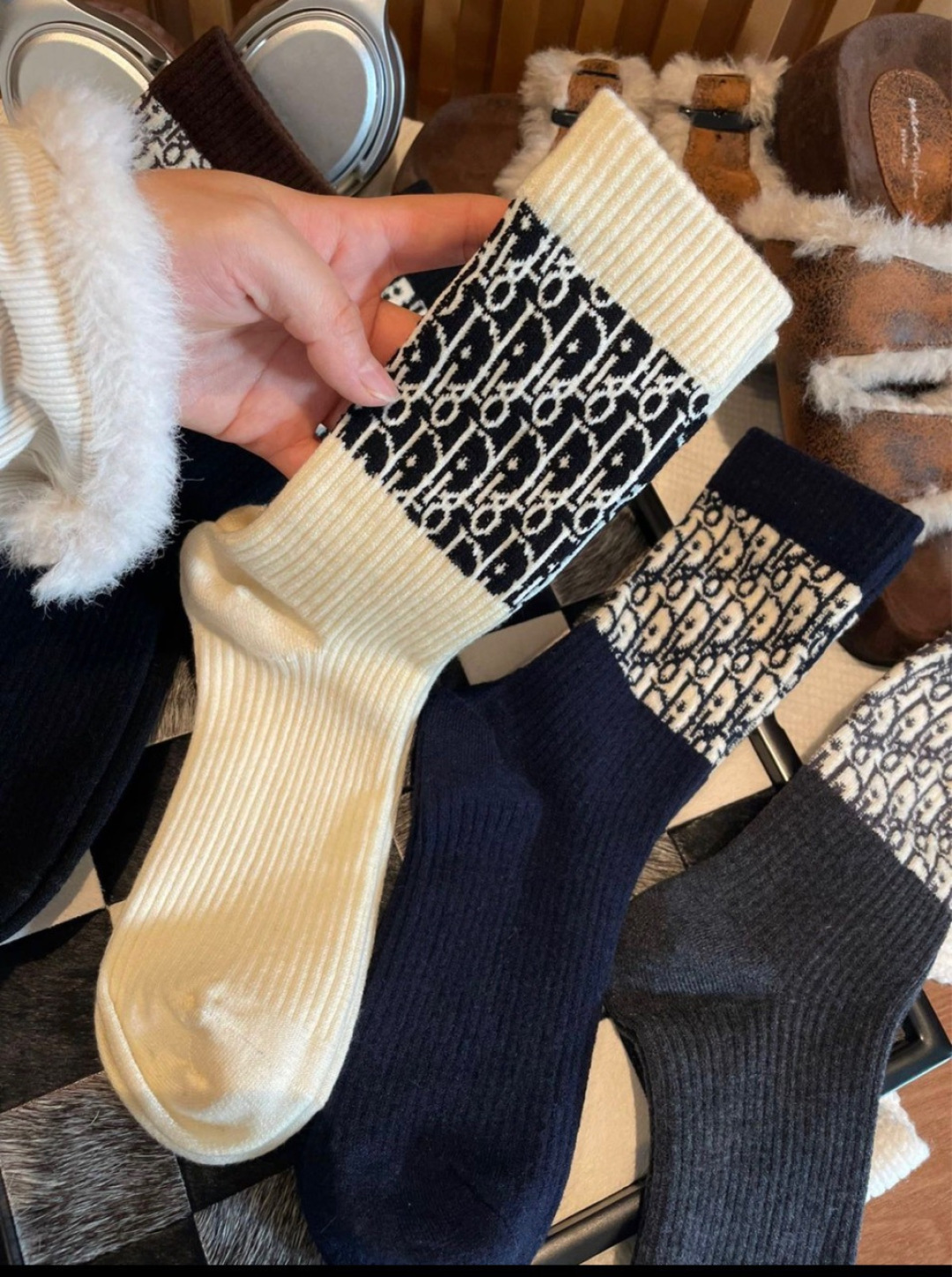 💛配专柜包装DIOR (迪奥) 新款羊绒中长款堆堆袜袜子！一盒五双，专柜同步筒袜袜子，💛大牌出街，潮人必