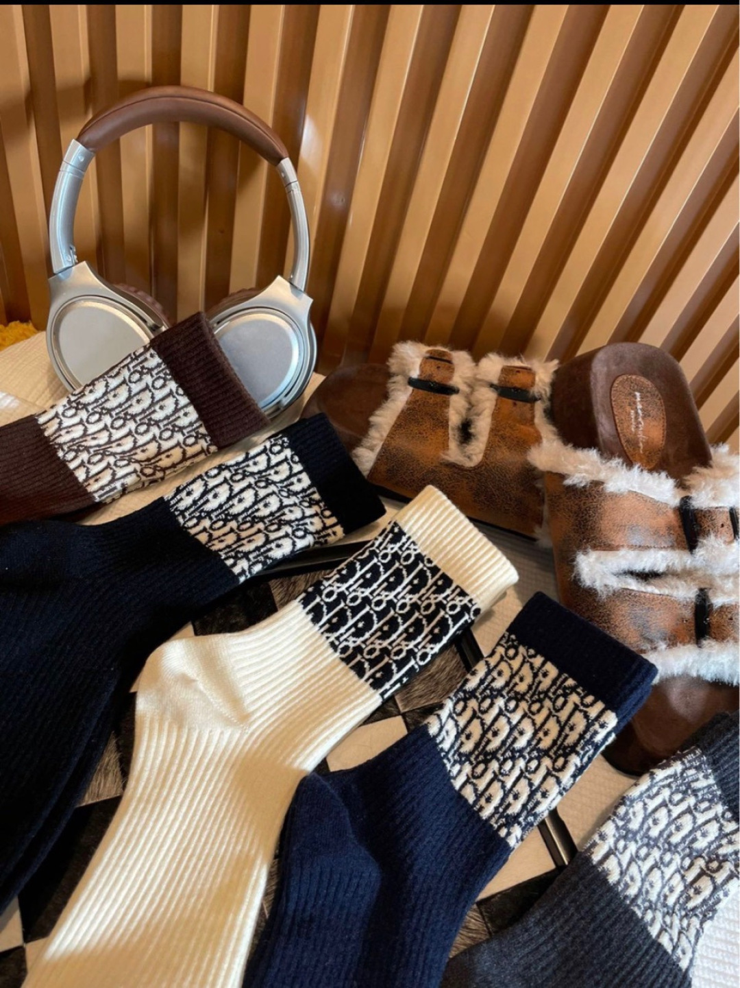 💛配专柜包装DIOR (迪奥) 新款羊绒中长款堆堆袜袜子！一盒五双，专柜同步筒袜袜子，💛大牌出街，潮人必