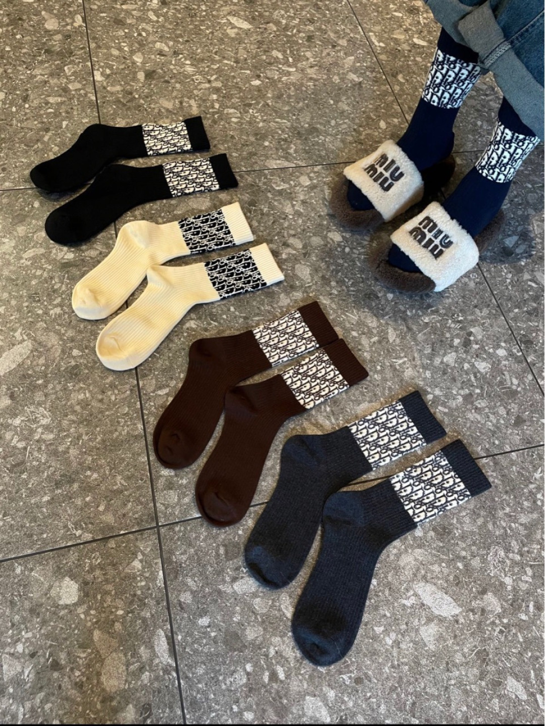 💛配专柜包装DIOR (迪奥) 新款羊绒中长款堆堆袜袜子！一盒五双，专柜同步筒袜袜子，💛大牌出街，潮人必