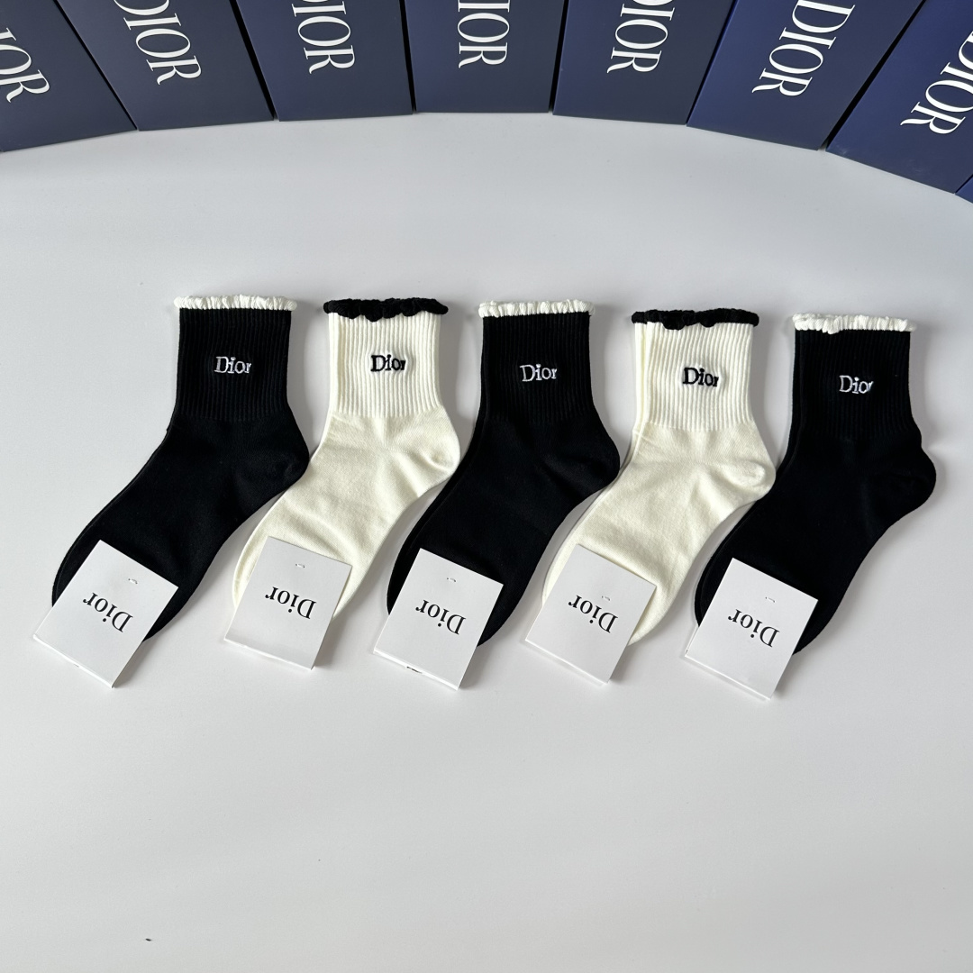NO:640614,Specially packaged Dior's new classic embroidered mid-length socks!  Five pairs in a box, counter-synchronized tube socks, big brands out on the street, a must-have for fashionistas, super easy to match. Socks, stockings, socks, dior, dior, socks19860909特 配包装 Dior（迪奥）新款经典刺绣中长筒袜堆堆袜袜子！一盒五双, 专柜同步筒袜袜子,大牌出街,潮人必备超好搭.袜子,丝袜,袜子,dior,dior,socks,accessory