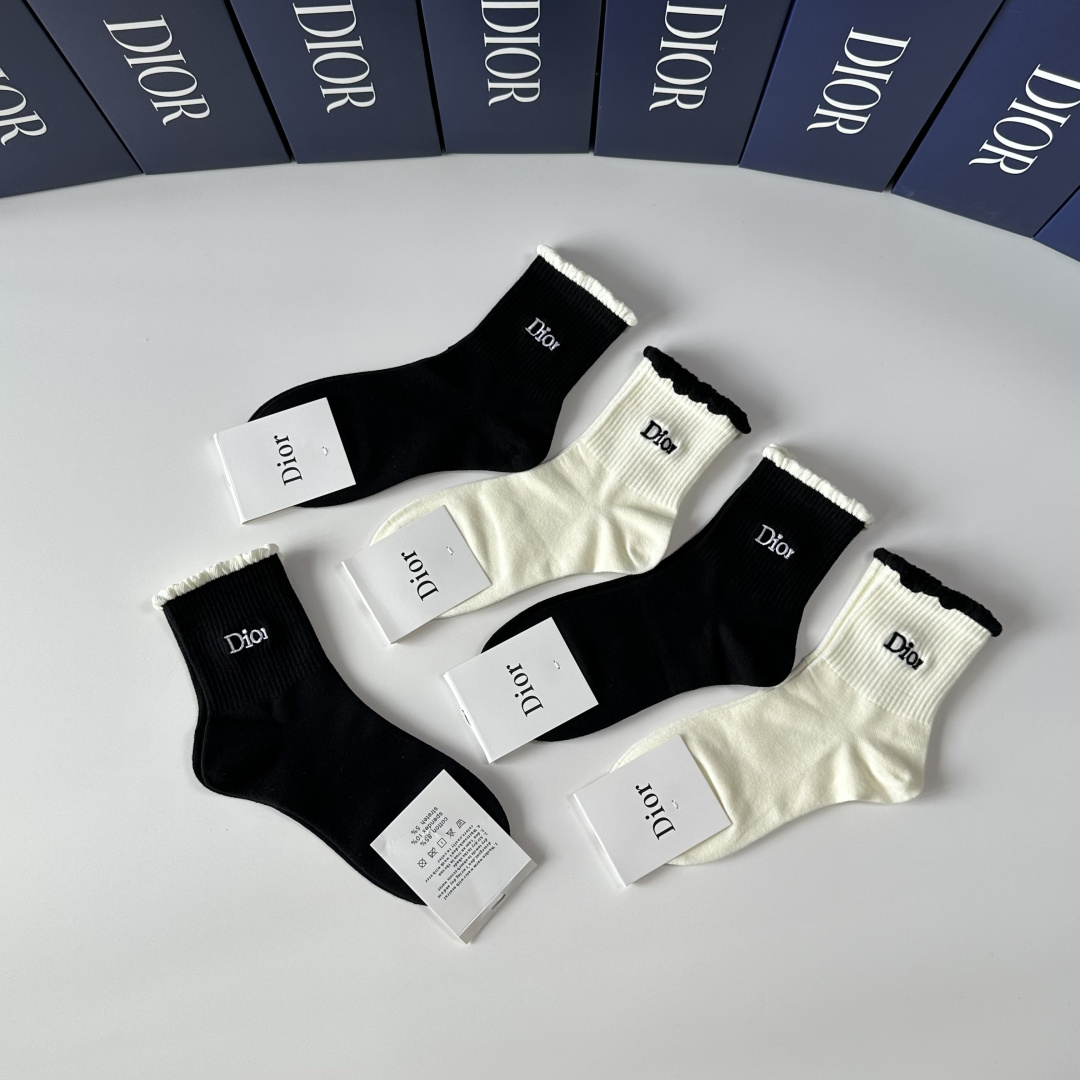 💛配包装Dior（迪奥）新款经典刺绣中长筒袜堆堆袜袜子！一盒五双， 专柜同步筒袜袜子，💛大牌出街，潮人必
