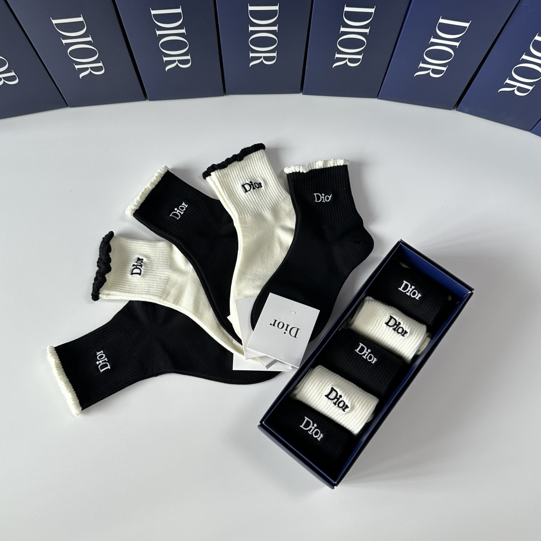 💛配包装Dior（迪奥）新款经典刺绣中长筒袜堆堆袜袜子！一盒五双， 专柜同步筒袜袜子，💛大牌出街，潮人必