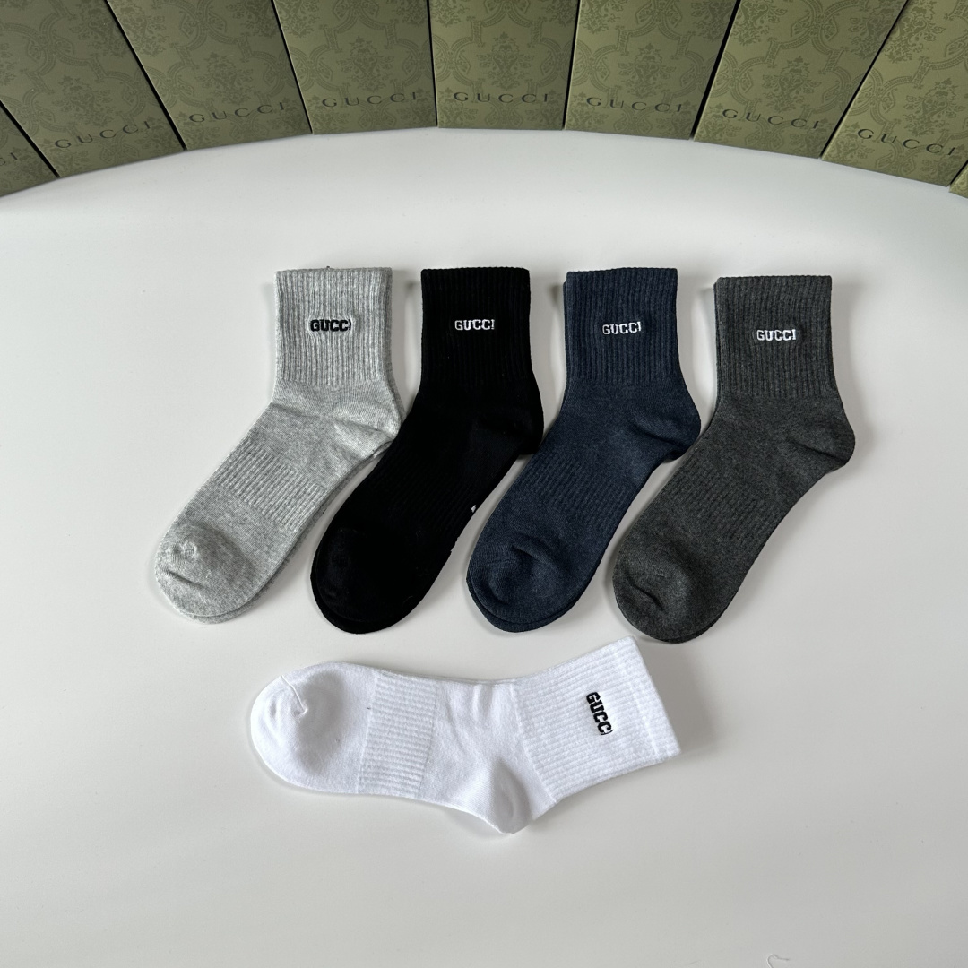 💛配包装Gucci（古驰）新款刺绣中长款堆堆袜袜子！一盒五双， 专柜同步筒款袜子，💛大牌出街，潮人必备🔥