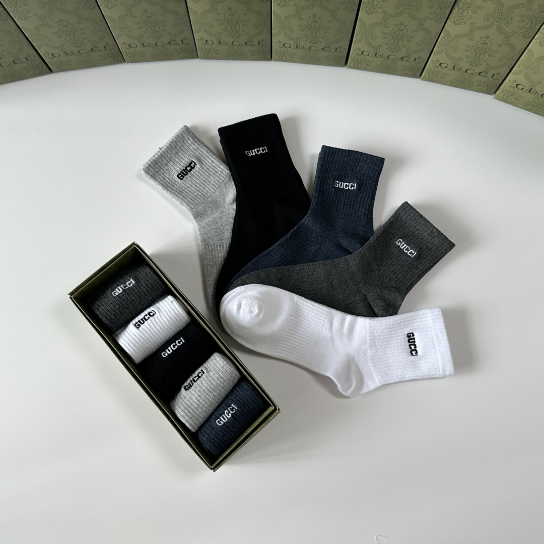💛配包装Gucci（古驰）新款刺绣中长款堆堆袜袜子！一盒五双， 专柜同步筒款袜子，💛大牌出街，潮人必备🔥