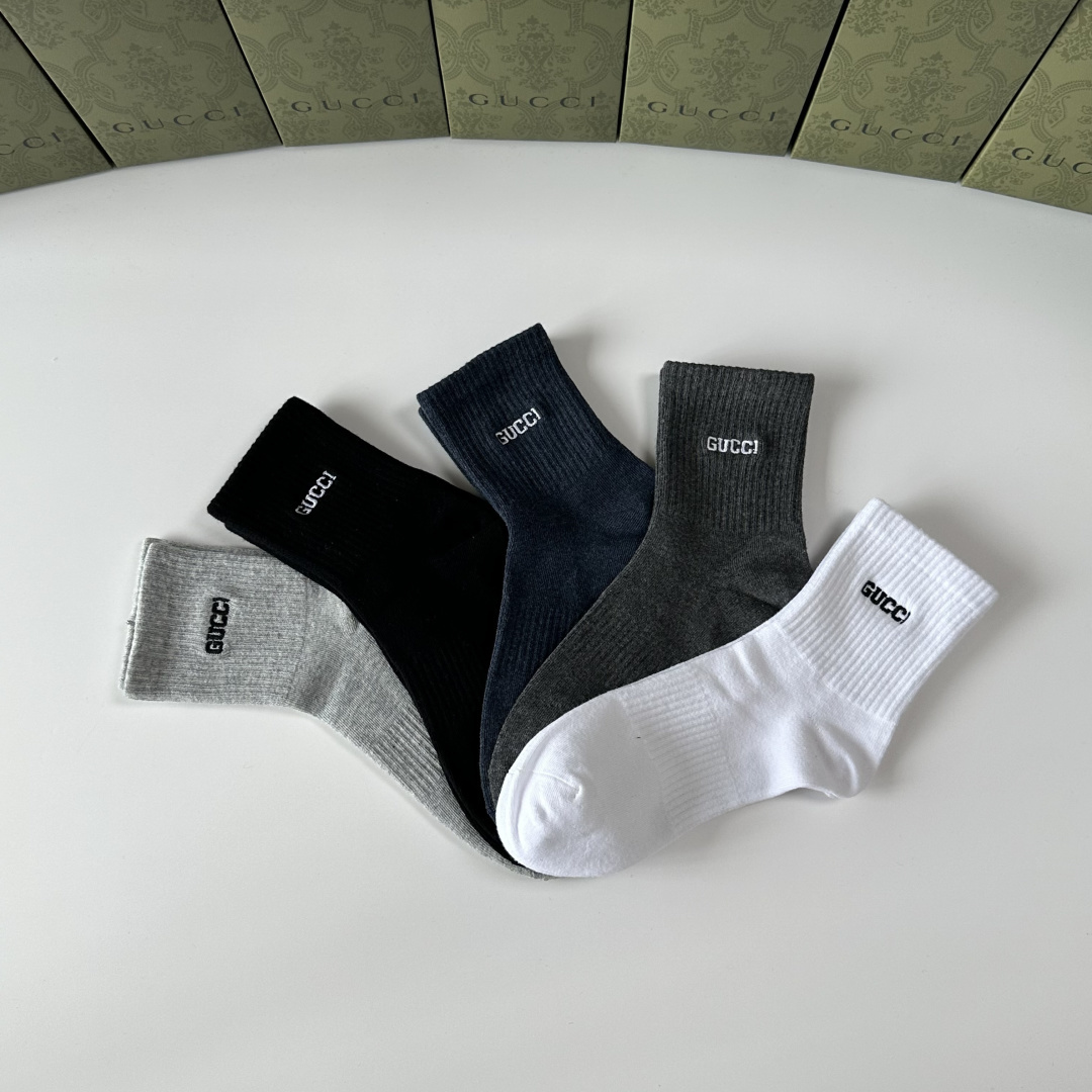 💛配包装Gucci（古驰）新款刺绣中长款堆堆袜袜子！一盒五双， 专柜同步筒款袜子，💛大牌出街，潮人必备🔥