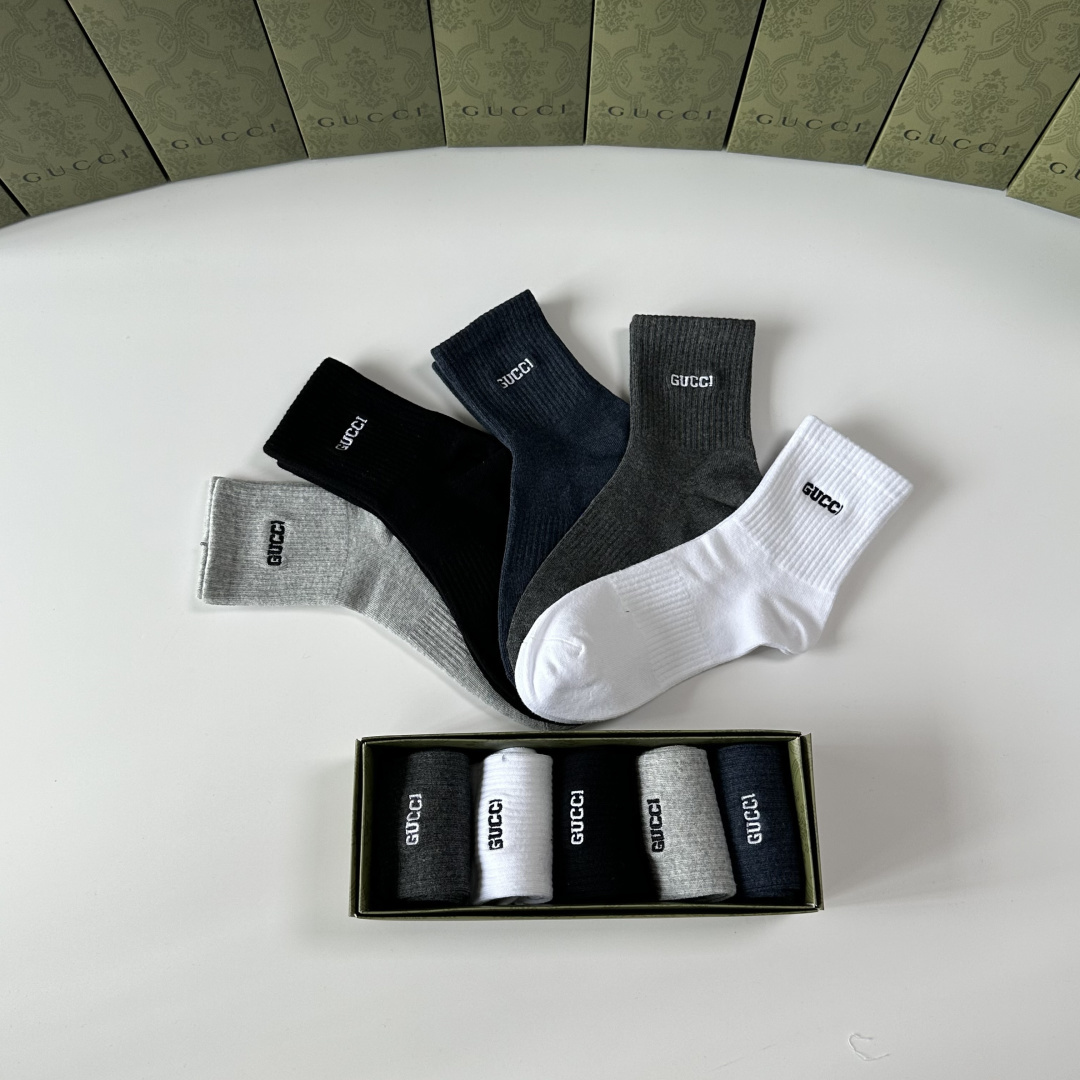 💛配包装Gucci（古驰）新款刺绣中长款堆堆袜袜子！一盒五双， 专柜同步筒款袜子，💛大牌出街，潮人必备🔥