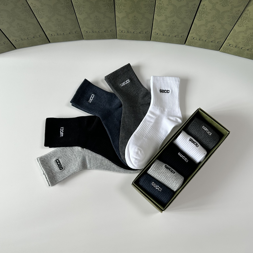 💛配包装Gucci（古驰）新款刺绣中长款堆堆袜袜子！一盒五双， 专柜同步筒款袜子，💛大牌出街，潮人必备🔥