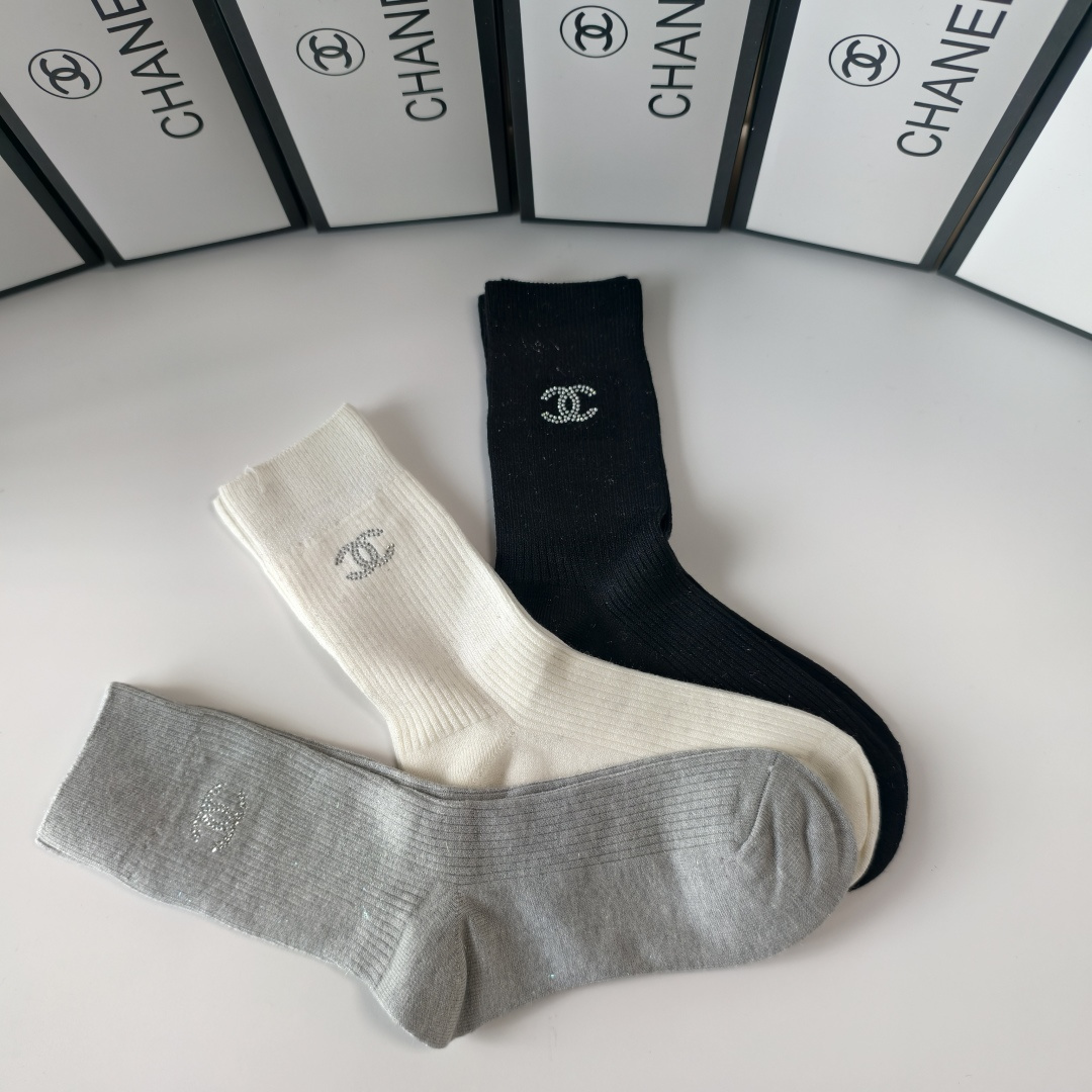 💛配包装Chanel（香奈儿）新款经典中长款饰品袜堆堆袜袜子！一盒三双， 专柜同步筒款袜子，💛大牌出街，