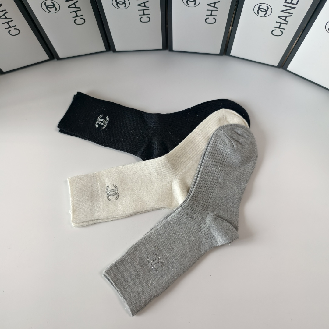 💛配包装Chanel（香奈儿）新款经典中长款饰品袜堆堆袜袜子！一盒三双， 专柜同步筒款袜子，💛大牌出街，