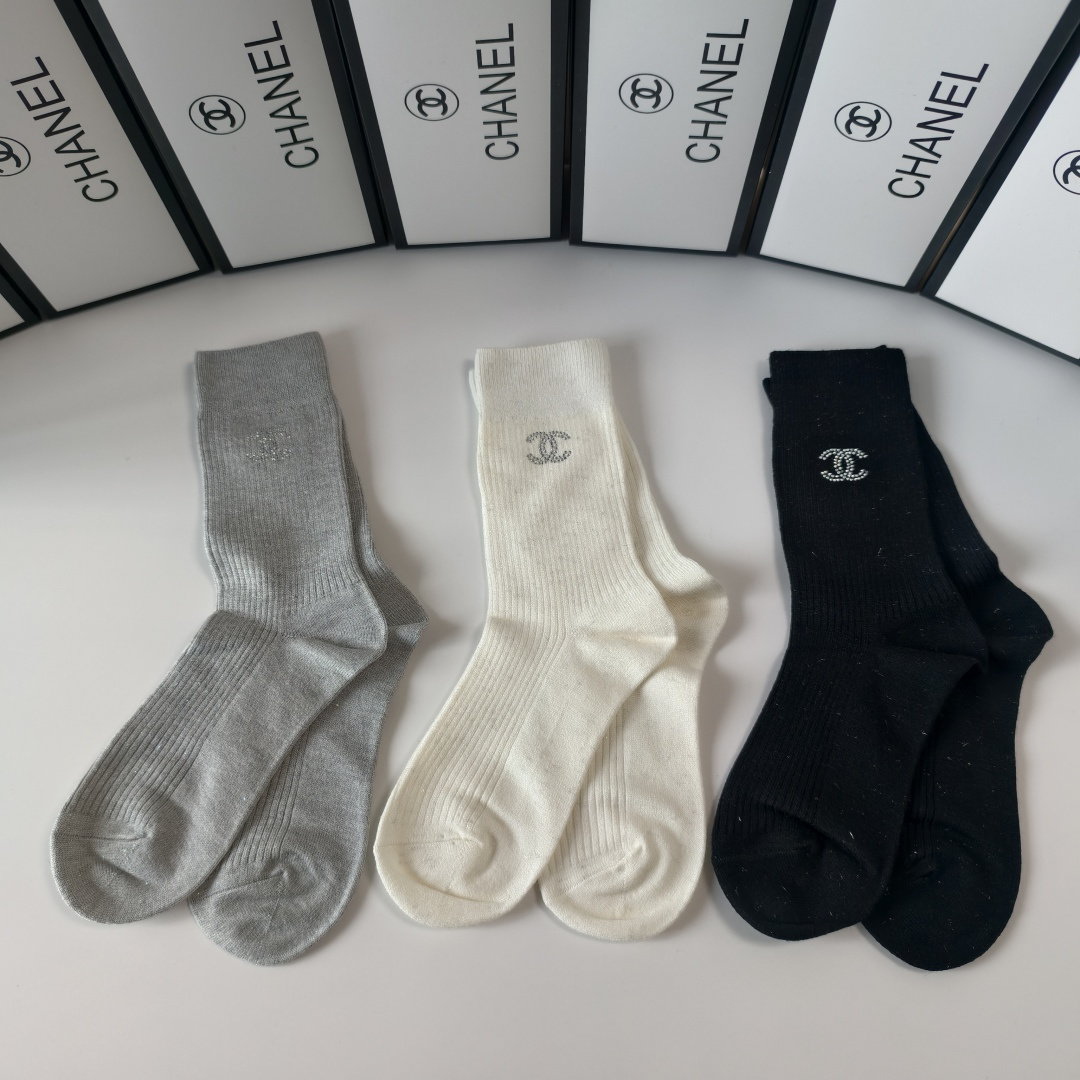 💛配包装Chanel（香奈儿）新款经典中长款饰品袜堆堆袜袜子！一盒三双， 专柜同步筒款袜子，💛大牌出街，