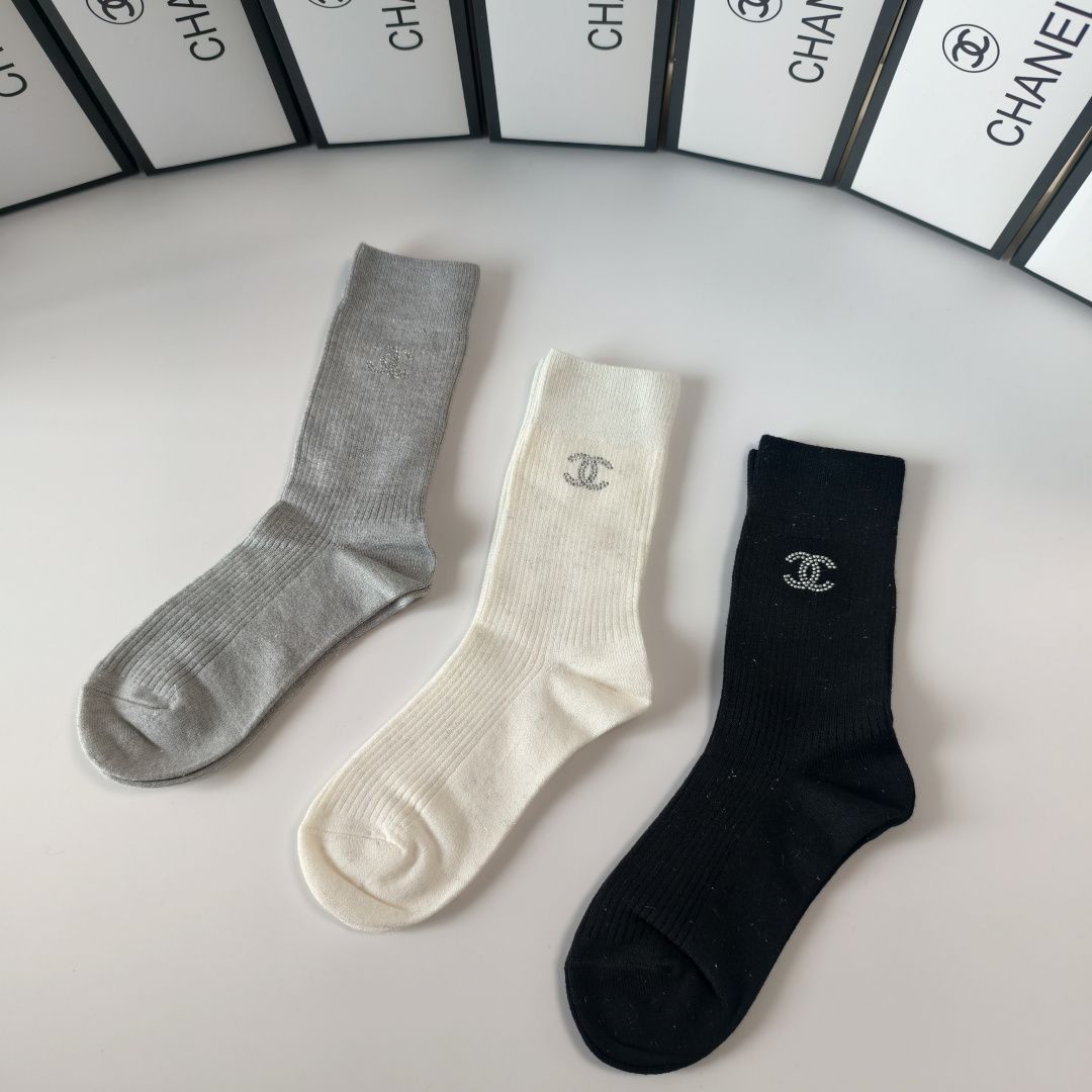 💛配包装Chanel（香奈儿）新款经典中长款饰品袜堆堆袜袜子！一盒三双， 专柜同步筒款袜子，💛大牌出街，