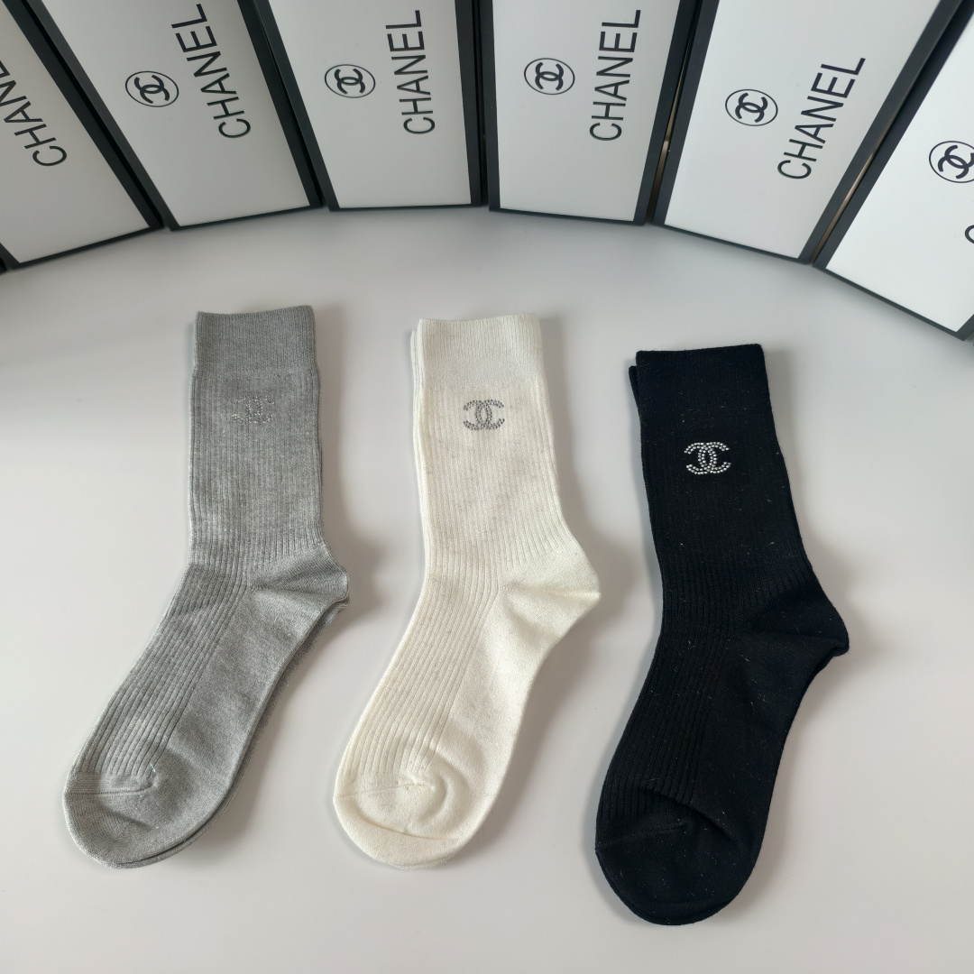 💛配包装Chanel（香奈儿）新款经典中长款饰品袜堆堆袜袜子！一盒三双， 专柜同步筒款袜子，💛大牌出街，