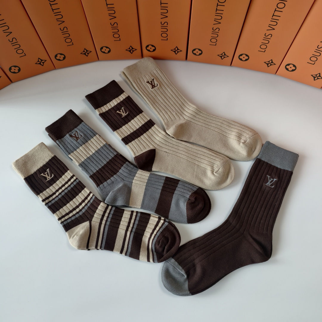 💛配专柜包装LV（路易威登）新款双针刺绣中长款堆堆袜袜子！一盒五双，专柜同步筒袜袜子，💛大牌出街，潮人必