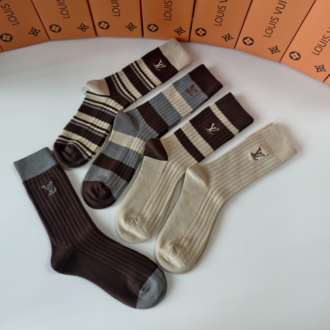 💛配专柜包装LV（路易威登）新款双针刺绣中长款堆堆袜袜子！一盒五双，专柜同步筒袜袜子，💛大牌出街，潮人必