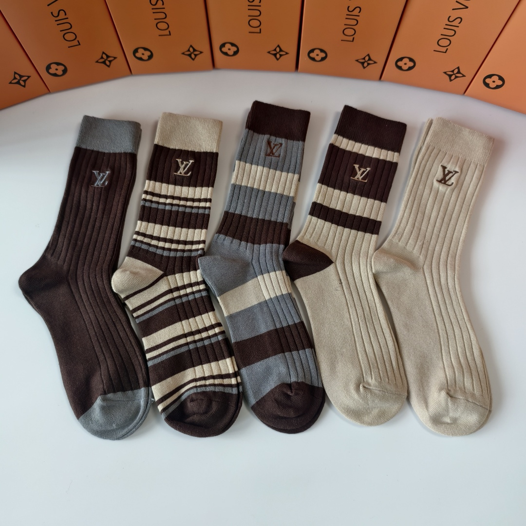 NO:640598,Specially equipped with counter packaging LV (Louis Vuitton) new double-needle embroidered mid-length socks!  Five pairs in a box, counter-synchronized tube socks, big brands out on the street, a must-have for fashionistas, super easy to match. Socks, stockings, socks, louis vuitton, louis vuitton, socks19860909特 配专柜包装 LV（路易威登）新款双针刺绣中长款堆堆袜袜子！一盒五双,专柜同步筒袜袜子,大牌出街,潮人必备超好搭.袜子,丝袜,袜子,louis vuitton,louis vuitton,socks,accessory
