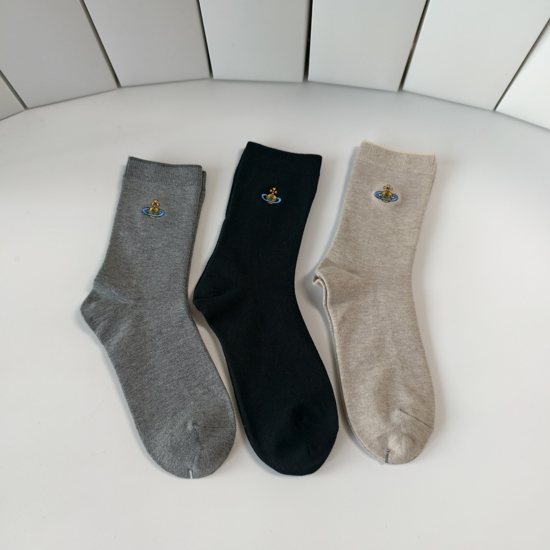NO:640601,Specially packaged, Queen Mother West’s new embroidered classic mid-length socks!  Three pairs in a box, counter-synchronized tube socks, big brands going out on the street, a must-have for fashionistas, super easy to match. Socks, stockings, socks, socks19860909特 配包装 西太后 新款刺绣经典中筒款堆堆袜袜子！一盒三双, 专柜同步筒袜袜子,大牌出街,潮人必备超好搭.袜子,丝袜,袜子,socks,accessory